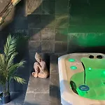 Marie - Jacuzzi Prive & Sauna