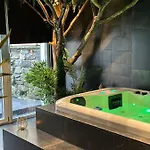 Marie - Jacuzzi Prive & Sauna