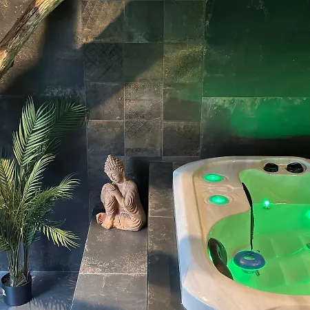 Marie - Jacuzzi Prive & Sauna