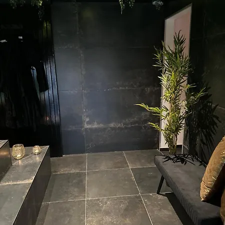 Marie - Jacuzzi Prive & Sauna