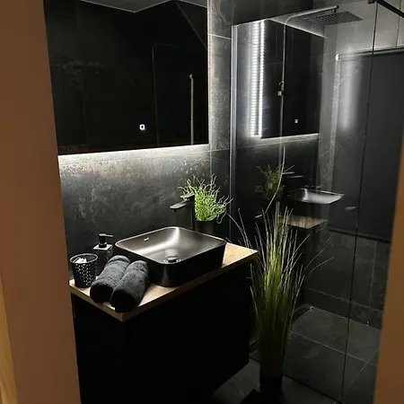 Marie - Jacuzzi Prive & Sauna