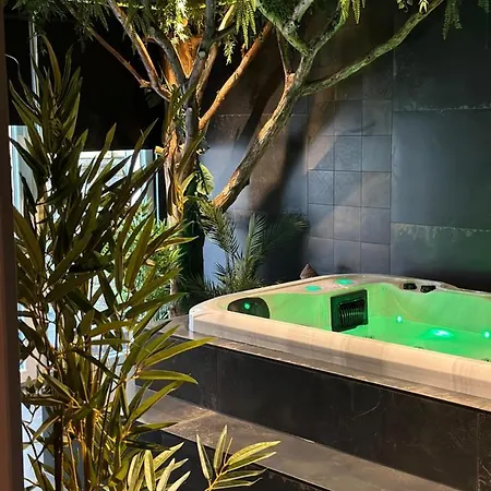 Marie - Jacuzzi Privé&sauna Couette-café 4*