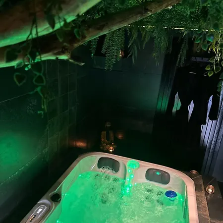 Marie - Jacuzzi Prive & Sauna Bed & Breakfast 4*